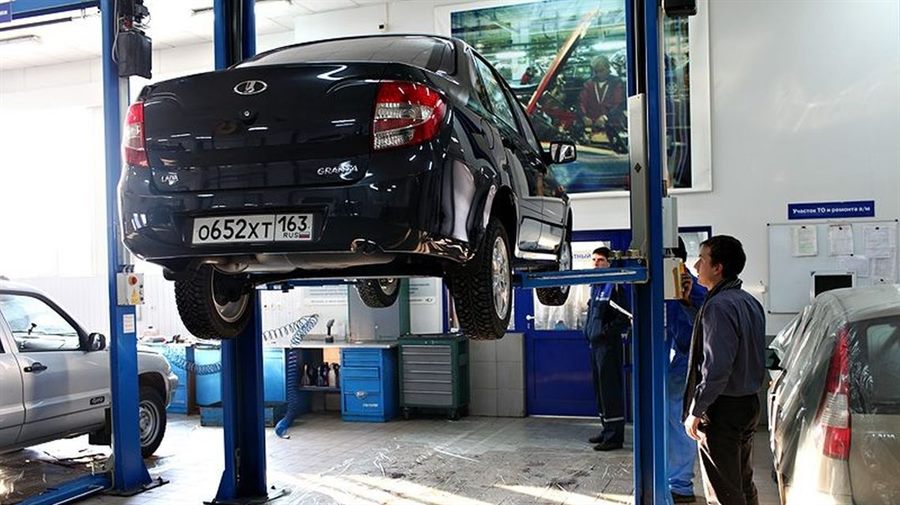 Автомобиль на подъёмнике в цеху
